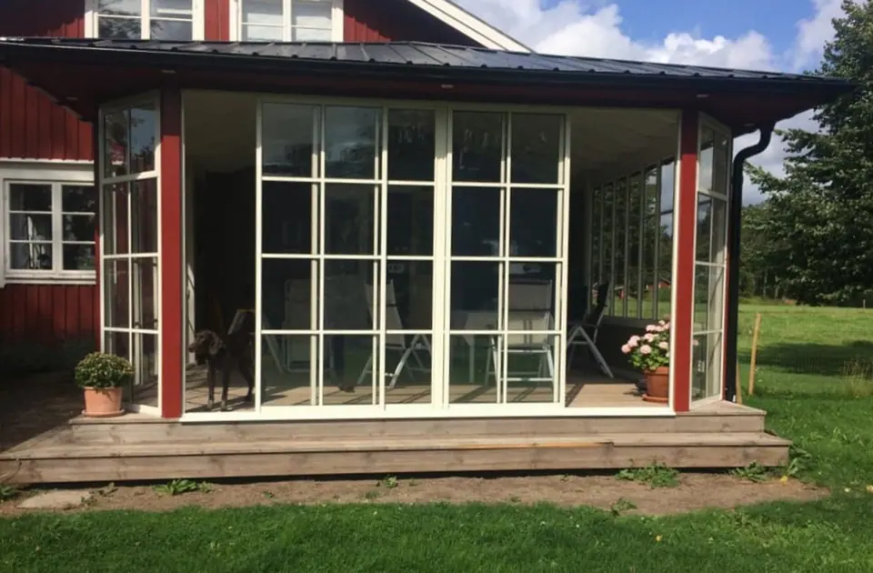 Detalj av glasparti och anslutning