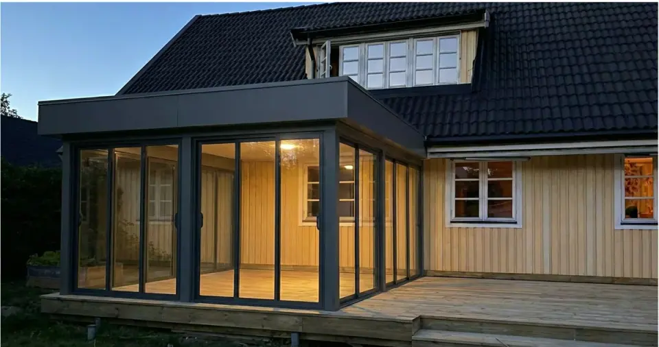 Närbild av uterum med glaspartier
