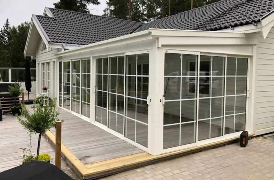 Uterum med glaspartier vid en villa