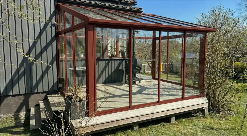 Uterum på röd villa med trädgård